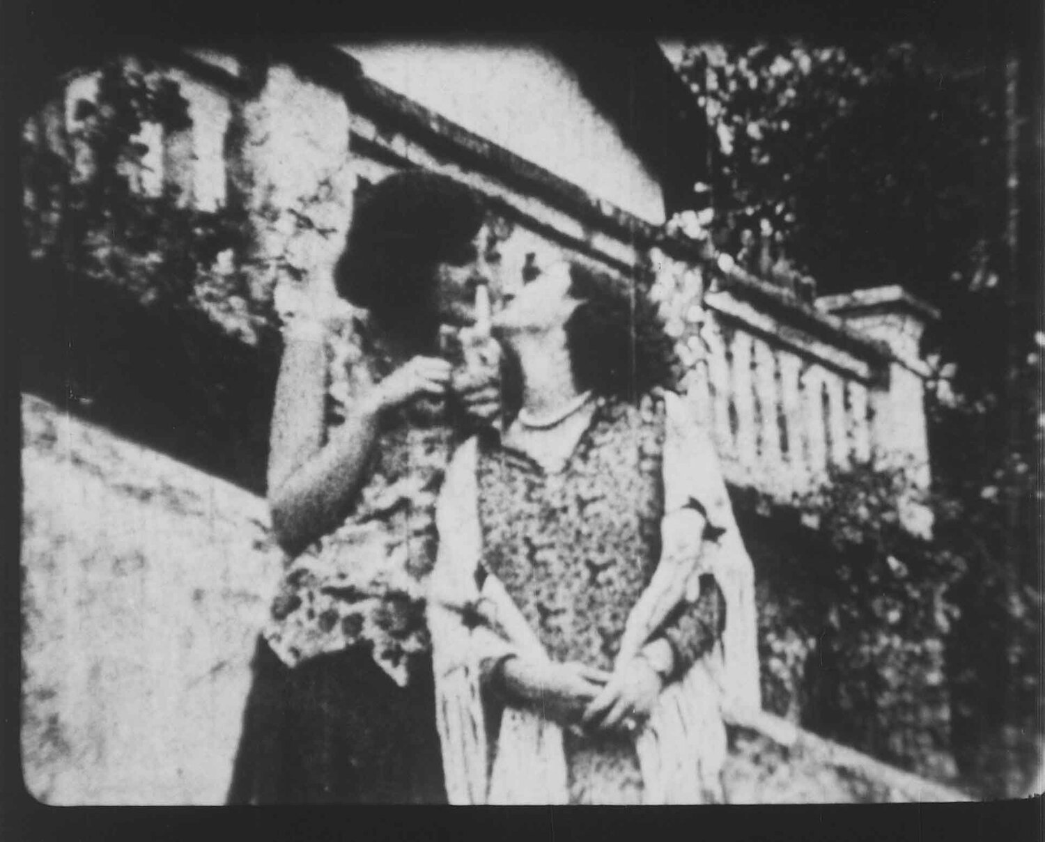 Primer beso registrado entre dos mujeres ecuatorianas. Fondo Miguel Ángel Álvarez, 1927. Cinemateca Nacional de la Casa de la Cultura Ecuatoriana.