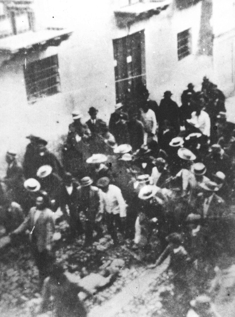 Arrastre de Alfaro en las calles de Quito, 28 de enero, 1912. Archivo Histórico del Ministerio de Cultura y Patrimonio.