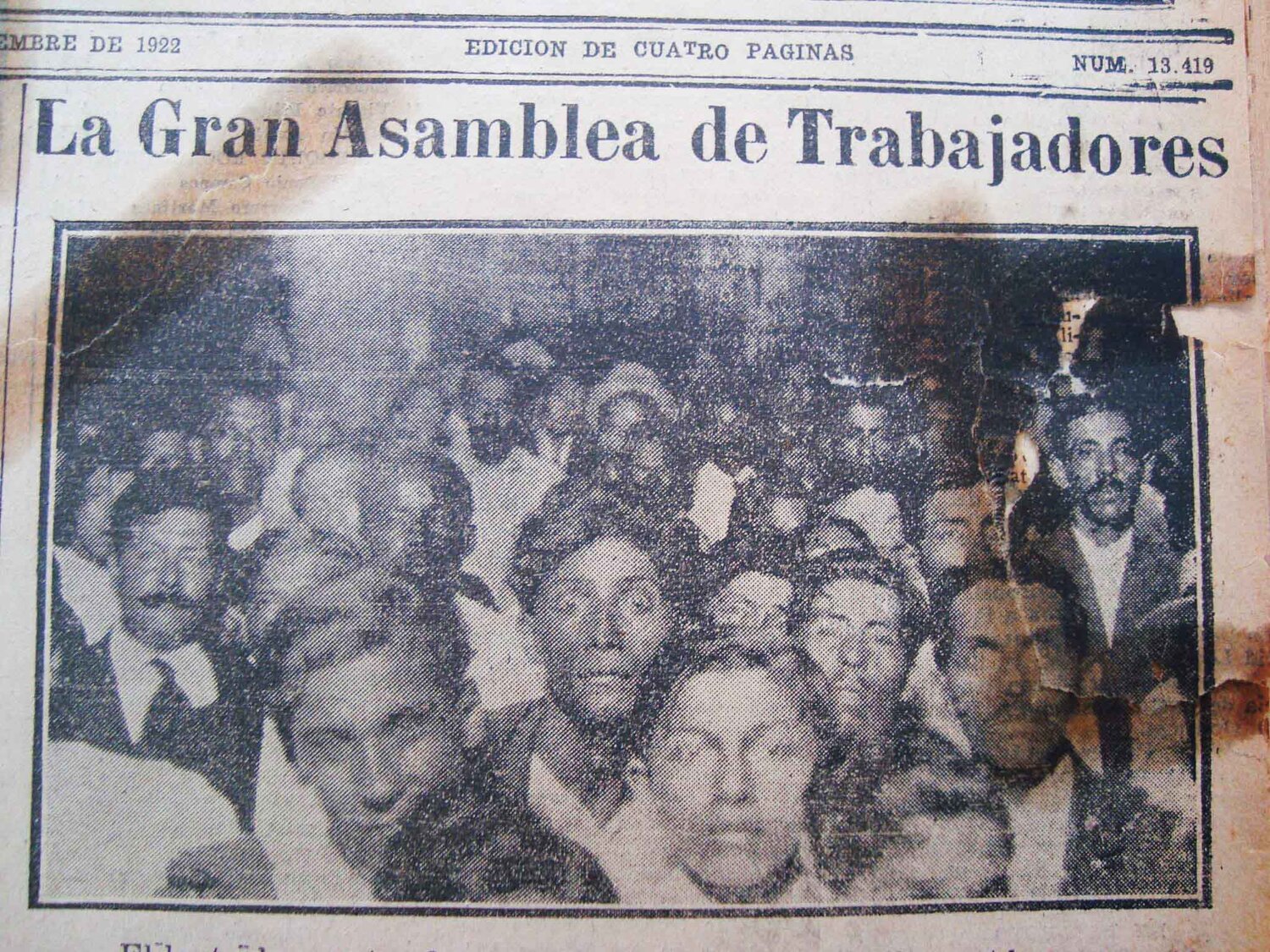 Obreros reunidos en la Gran Asamblea de Trabajadores, un día antes de la masacre del 15 de noviembre de 1922. El Telégrafo. Guayaquil, 14 de noviembre de 1922.