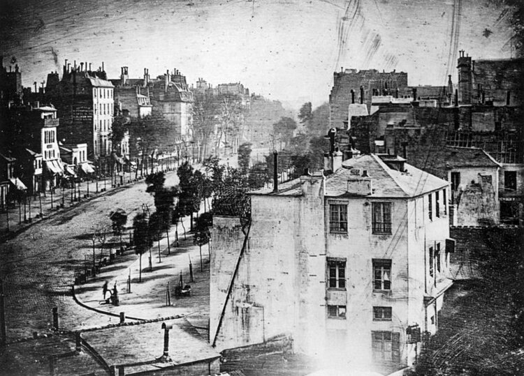 Bulevar du Temple de Louis Daguerre, Paris, Francia, 1838. Considerada la primera imagen en captar figuras humanas. 
